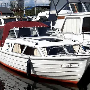https://motor-yacht-almaz.ihotelsrotterdam.com